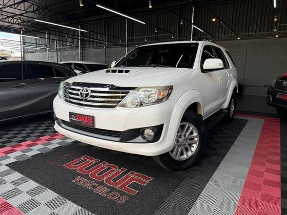 TOYOTA HILUX SW4 3.0 SRV 4X4 7 LUGARES 16V TURBO INTERCOOLER DIESEL 4P AUTOMÁTICO TOYOTA HILUX SW4 3.0 SRV 4X4 7 LUGARES 16V TURBO INTERCOOLER DIESEL 4P AUTOMÁTICO